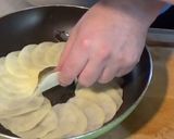 A picture of step 2 of Pommes Anna.