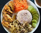 รูปขั้นตอนการทำที่ 5 ของ ข้าวหมูผัดหอมไก่ทอดเกลือ ซุปเห็ดหอม