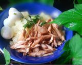 Hình bước làm 3 của món Xôi gà xé trứng cút