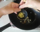 Foto del paso 2 de la receta: Merluza austral con espaguetis y ostiones al ajillo con cebollín y cilantro. 