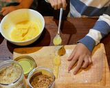 Hình bước làm 2 của món Vào bếp cùng con: bánh tráng cuộn ăn vặt siêu cuốn