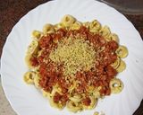 Foto del paso 3 de la receta: Tortellinis con boloñesa de salchicha y chorizo y huevo frito