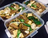 รูปขั้นตอนการทำที่ 4 ของ เบนโตะผัดซีอิ๊วหมูใส่ไข่
