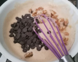 Foto del paso 2 de la receta: Bizcocho de plátano y pepitas de chocolate y nueces