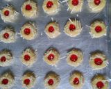 Foto langkah ke 4 dari resep Thumbprint strawberry.
