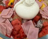 Hình bước làm 2 của món Cơm nhà với bò bít tết khoai nghiền, salad hoa quả, sốt phô mai, khoai tây chiên, pizza gà, mỳ ý cua