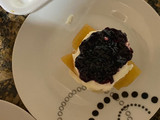 Montadito de queso de cabra
