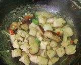 Foto langkah ke 4 dari resep 23. Tumis Ayam Jamur Shitake.