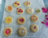 Foto del paso 7 de la receta: Galletas con flores y aroma a limón