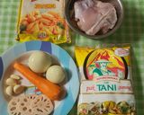 Foto langkah ke 1 dari resep Lotus Root Chicken Spring Rolls.