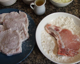 Foto del paso 1 de la receta: Chuletas de cerdo con aceitunas y ciruelas secas
