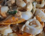 รูปขั้นตอนการทำที่ 2 ของ "หมึกผัดไข่เค็ม"🦑🥚Stir Fried Squid with Salted Duck Eggs