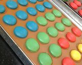 صورة لخطوة 5 من وصفة ماكرون M&M’s 💙💚💛❤️