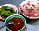 รูปขั้นตอนการทำที่ 1 ของ แกงพริกไก่ใส่ใบรา