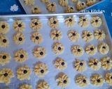 Foto langkah ke 3 dari resep Kue semprit Dahlia.