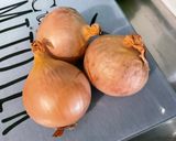 Une image de l'étape 1 de Oignons croustillants marinés épicés grillés.