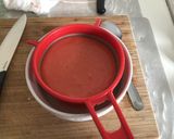 Foto del passaggio 2 della ricetta Tataki di Tonno con Gazpacho di Datterini, Granella di Pistacchi e Semi di Sesamo Tostati
