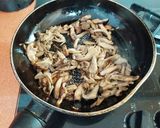 Foto del paso 1 de la receta: Solomillo de cerdo con crema de boletus, tortellini y guarnición de setas