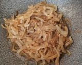 Foto del passaggio 5 della ricetta Farinata di ceci con cipolle fondenti e radicchio