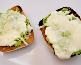 Foto del paso 4 de la receta: Tostas con aguacate, queso, membrillo, pasas y pipas