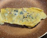 Foto del paso 7 de la receta Tortilla a la francesa de espinacas con jamón y pasas