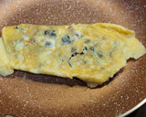 Foto del paso 7 de la receta: Tortilla a la francesa de espinacas con jamón y pasas