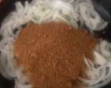 Foto del paso 3 de la receta: Mermelada de cebolla con tostas de paté de perdiz
