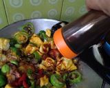 Foto langkah ke 3 dari resep Tumis tahu kecap pedas.