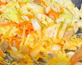 Foto langkah ke 3 dari resep Orak Arik Telur Wortel Kubis Jamur Enoki.