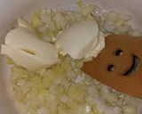 Sajtos-fokhagymás csirkecombok hagymás burgonyával recept fázis 12 fotója