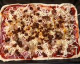 Pizza magyarosan (tükörtojással, kolbásszal, szalonnával... hm...) recept fázis 3 fotója