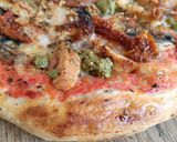 Foto del paso 7 de la receta: Pizza de pollo cajún con champiñones y tomate seco con toque de pesto