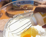 Foto langkah ke 2 dari resep Martabak Keju Susu Manis Teflon ala Rumahan.