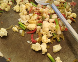 Foto del paso 1 de la receta: Paella de bacalao, coliflor y ajos tiernos