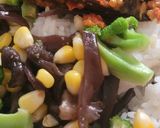 Foto langkah ke 3 dari resep Tumis brokoli jamur kuping.