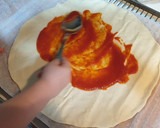 Foto del paso 3 de la receta: Pizza preparada por la pequeña de la casa
