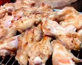 รูปขั้นตอนการทำที่ 4 ของ ปีกไก่ย่างเกลือ (เสริฟพร้อมข้าวเหนียวนึ่งร้อนๆ)