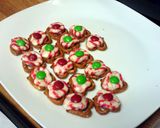 A picture of step 7 of easy hershey holiday snack.
