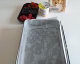 Foto del passaggio 3 della ricetta Tortina gluten free con Yogurt al limone e frutti di bosco