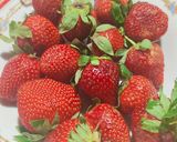 Foto langkah ke 1 dari resep Strawberry Matcha Latte.