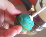 Foto del paso 2 de la receta: Decorar cake pop y mini rosquillas
