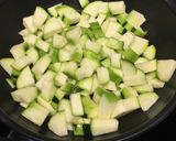 Une image de l'étape 1 de Petit clafoutis de courgettes au parmesan et basilic.