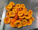 Une image de l'étape 1 de Compote fraîche aux nèfles du Japon, abricots et groseilles.
