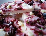 A picture of step 9 of Frozen yogurt berries bark#icecreamfanatic.