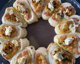 A picture of step 6 of Paneer puff pastry xmas wreath.