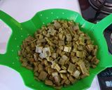 Foto del paso 3 de la receta: Nopalitos con pescuezo de res y salsa de tortilla