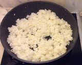 Hình bước làm 4 của món Cơm chiên kết duyên cùng trái cây