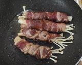 Foto langkah ke 3 dari resep Beef Enoki Roll.