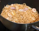 Foto del paso 4 de la receta: Spaghetti con gambas al ajillo en salsa camembert