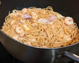Foto del paso 4 de la receta: Spaghetti con gambas al ajillo en salsa camembert